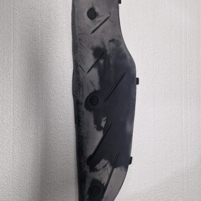 Painel preto alongado com fixadores circulares e linhas diagonais, fundo branco texturizado