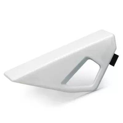 Objeto branco angular de plástico com espaço oval no centro e peça preta na extremidade.