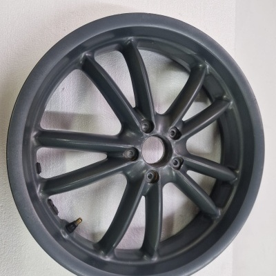 Roda de jante de liga leve cinzenta escura com oito raios duplos