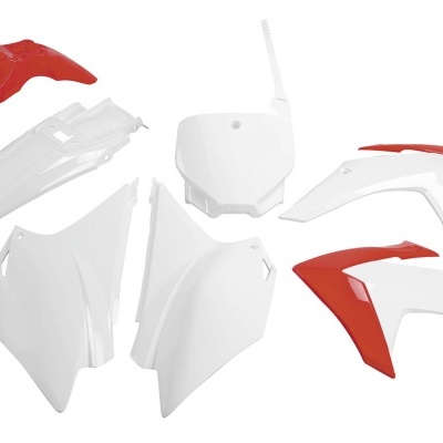 Peças de carenagem para moto em plástico vermelho e branco sobre fundo branco