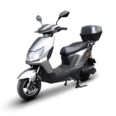 Scooter elétrica prateada com assento preto e caixa traseira