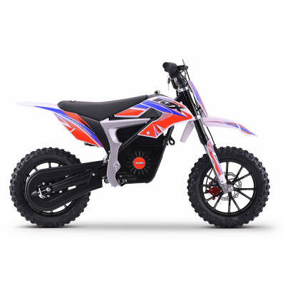 Motocross elétrica com decoração vermelha, azul e branca em fundo branco