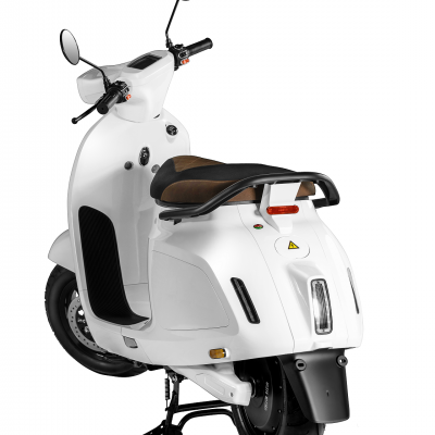 Moto elétrica branca com assento castanho e preto, espelhos redondos e luz traseira vertical