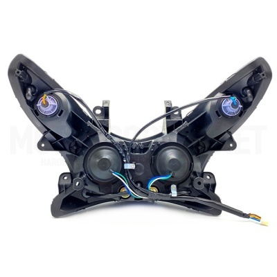 Conjunto de luzes traseiras de mota com estrutura preta e fios coloridos