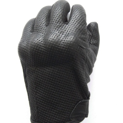 Luva preta perfurada com velcro na base do pulso