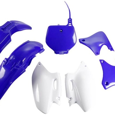 Peças plásticas para motocicleta em azul e branco sobre fundo branco