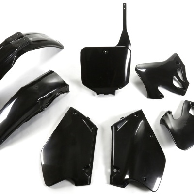 Peças de plástico preto brilhante para motocicleta sobre fundo branco