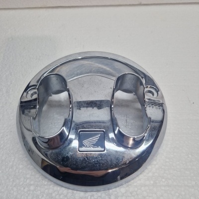 Peça metálica cromada com logotipo Honda