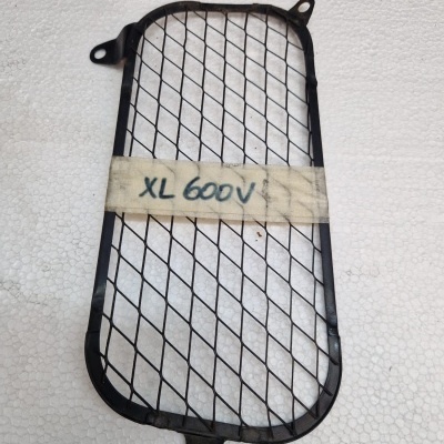 Grelha metálica preta retangular com etiqueta XL 600V