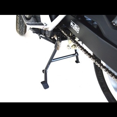 Suporte central de mota preta com corrente visível