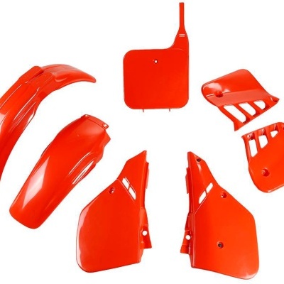 Peças plásticas vermelhas para moto em fundo branco