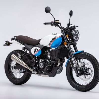 Motocicleta scrambler branca e azul com pneus off-road em fundo branco