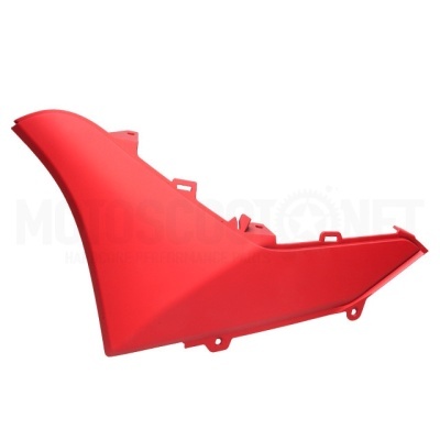 Peça plástica vermelha angular para motocicleta sobre fundo branco