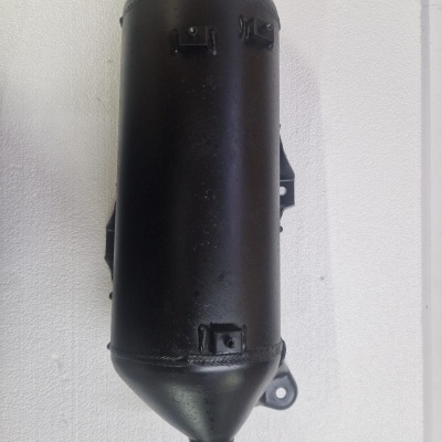 Escape de motocicleta preto cilíndrico com suportes de fixação