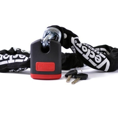 Cadeado preto e vermelho com corrente e capa preta com texto branco