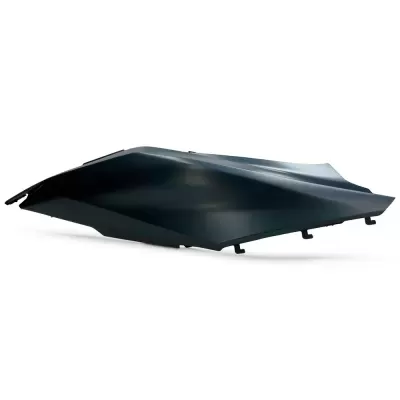 Peça plástica preta brilhante com formato aerodinâmico sobre fundo branco