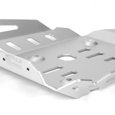 Proteção inferior metálica prateada para motocicleta ou ATV com recortes e parafusos