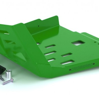 Suporte metálico verde com acessórios sobre fundo branco