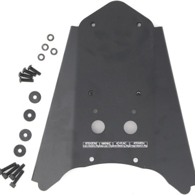 Peça metálica preta com parafusos e arruelas à esquerda e texto impresso branco.