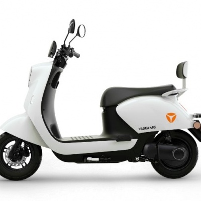 Motociclo elétrico branco com detalhes pretos e espelhos retrovisores redondos