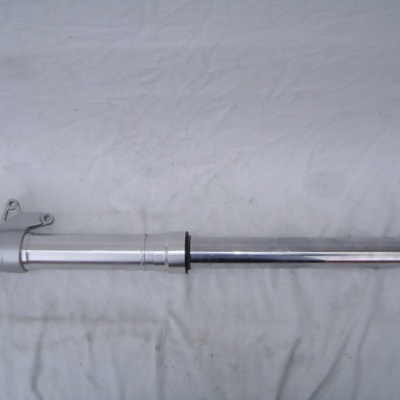 Suspensão dianteira de motocicleta em metal prateado e cromado sobre tecido branco