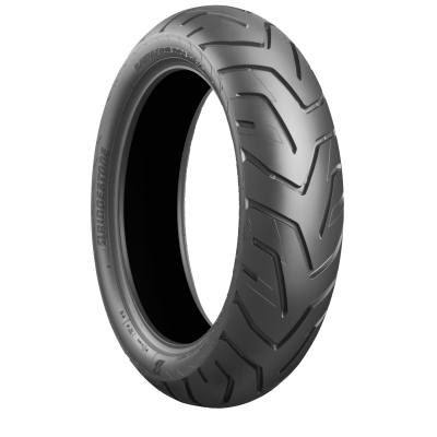 Pneu de motocicleta preto Bridgestone com padrão em zig-zag e texto gravado.