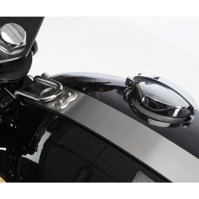 Depósito de combustível preto de motocicleta com detalhes metálicos cromados e parafuso prateado