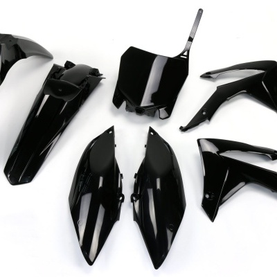 Peças plásticas pretas brilhantes para mota, sobre fundo branco