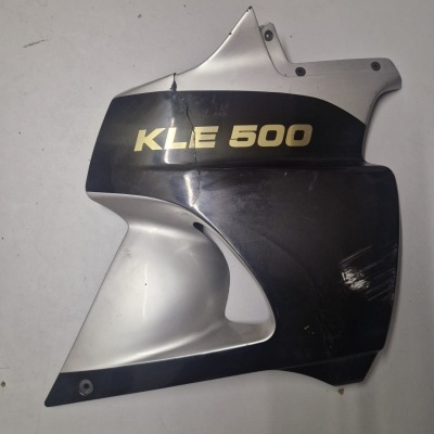 Carenagem preta e prateada para moto com texto KLE 500 e sinais de uso