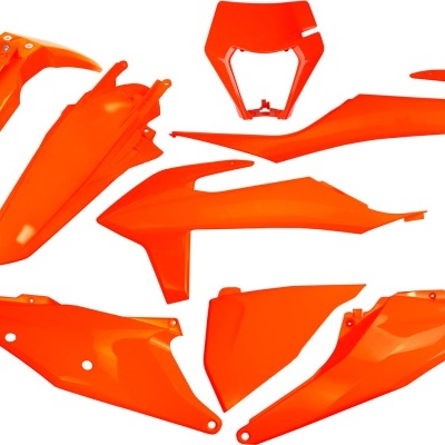 Peças plásticas laranja para motocicleta em fundo branco