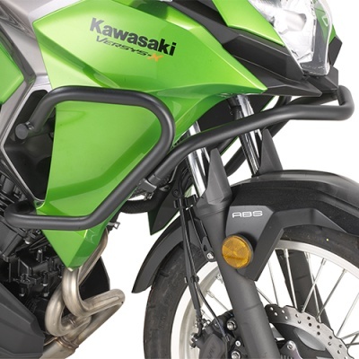 Mota Kawasaki Versys-X verde com detalhes em preto e suspensão dianteira com inscrição ABS