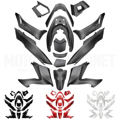 Peças de carenagem para motocicleta em três cores diferentes sobre fundo branco