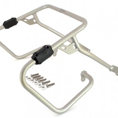 Suporte metálico prateado para bagageira com parafusos