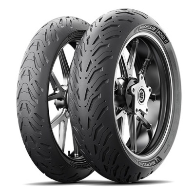Dois pneus de motorizada MICHELIN ROAD 6 com rodas metálicas em fundo branco
