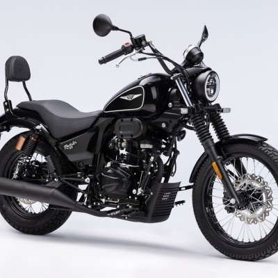 Motocicleta clássica preta Royal Enfield em fundo branco