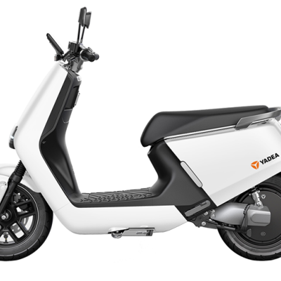 Scooter elétrica branca com assento preto e logótipo YADA