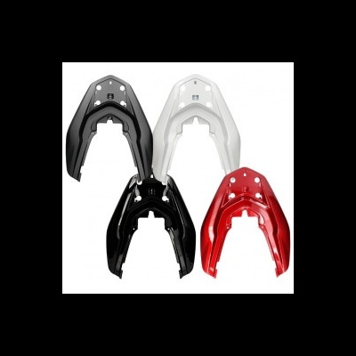 Peças plásticas de bicicleta em varias cores, fundo branco