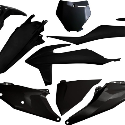 Peças de carenagem preta para motocicleta sobre fundo branco