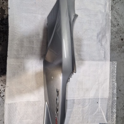 Carenagem prateada para mota com inscrição CBR