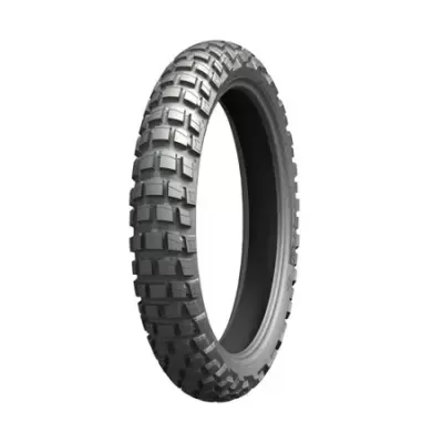 Pneu de borracha preto para moto off-road com padrão robusto em fundo branco