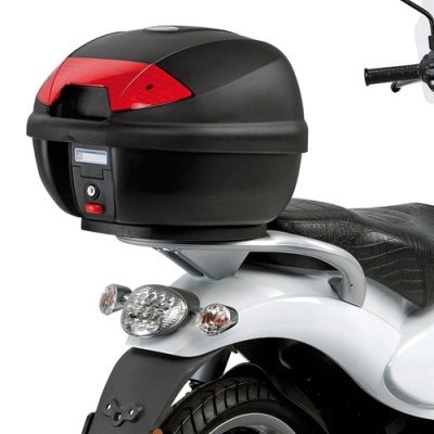 Top case preto com detalhe vermelho montado na traseira de scooter branca