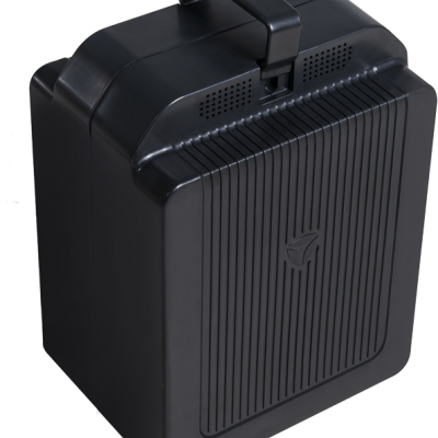 mala preta rígida com alça e textura de linhas verticais