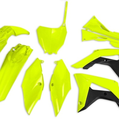 peças plásticas amarelas e pretas para mota todoterreno