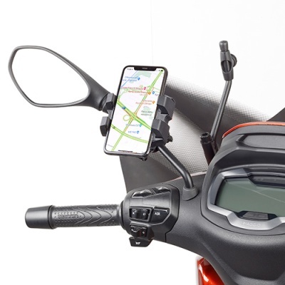 Suporte de telemóvel preto com smartphone no guiador de mota