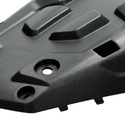 Peça de plástico preto com relevos e buracos para fixação