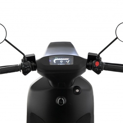 Guiador de scooter elétrica preta com painel digital e espelhos retrovisores