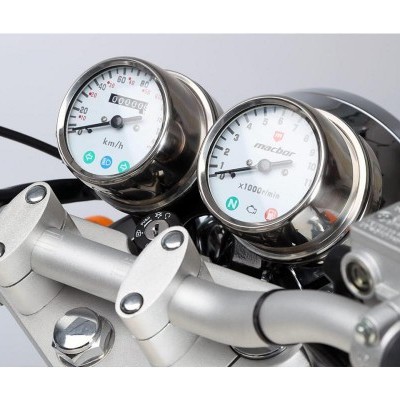 Painéis de instrumentos redondos e guiador metálico de motocicleta