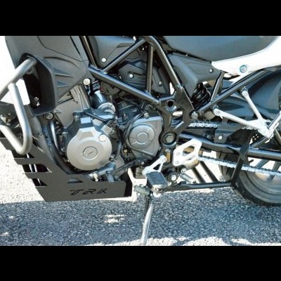 Parte inferior de mota preta com motor prateado e proteção inferior com inscrição '7RX'