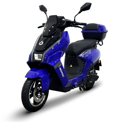 Mota elétrica azul e preta com para-brisas escuro e compartimento traseiro
