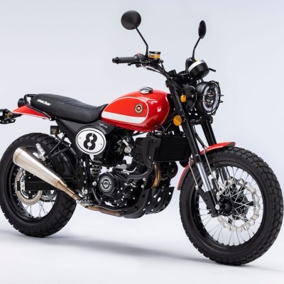 Motociclo vermelho e preto com números 8 nas laterais